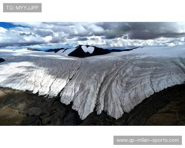 “白色冰原：世界最极端赛段中的速夺瞬间”，白色冰川